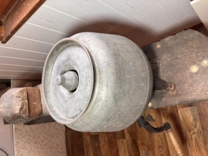 massive alte Butterschleudermaschine aus einem alten Bauernhaus Bild 2