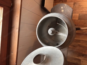 massive alte Butterschleudermaschine aus einem alten Bauernhaus Bild 3