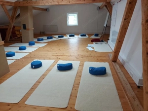 Raum zu vermieten, geölter Holzboden, Decken, Yogakissen und Matten sind Vorort  Bild 3