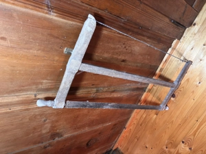 alte Holzsäge aus Inventar eines alten Wasserhauses