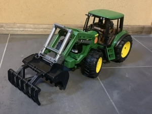 Bruder Traktor John Deere Bild 2