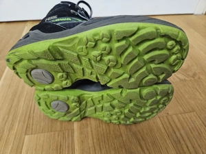 Hausschuhe von Giesswein, Keen Sandalen, Lowa Wanderschuhe für Kinder Bild 3