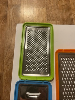 Bunte Küchenreibe grob, mittel, fein praktisch für Käse, Gemüse & mehr Bild 8