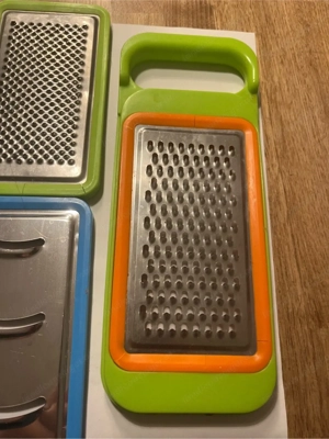 Bunte Küchenreibe grob, mittel, fein praktisch für Käse, Gemüse & mehr Bild 3