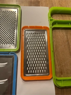 Bunte Küchenreibe grob, mittel, fein praktisch für Käse, Gemüse & mehr Bild 4