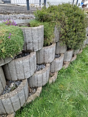 Böschungssteine gegen Selbstabholung abzugeben