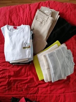 Pullover und Hosen 