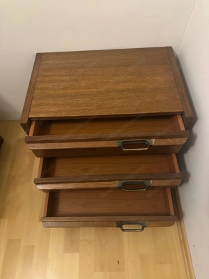 2 schöne Nachtkästchen   Nachttische - Eiche furniert - 3 Schubladen - sehr stabil Bild 5