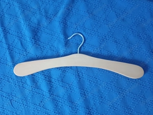 16 gebrauchte gut erhaltene Kleiderbügel zu verschenken ca. 45cm, Tiefe 1,8 Bild 3