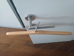 16 gebrauchte gut erhaltene Kleiderbügel zu verschenken ca. 45cm, Tiefe 1,8 Bild 2