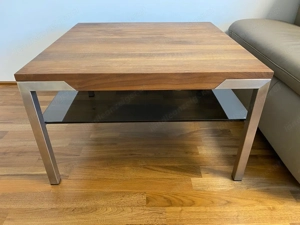 Moderner Couchtisch mit Holzplatte