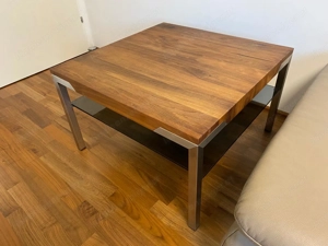 Moderner Couchtisch mit Holzplatte Bild 2