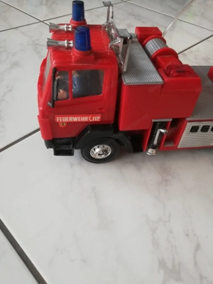 Großes Feuerwehrauto  Bild 2