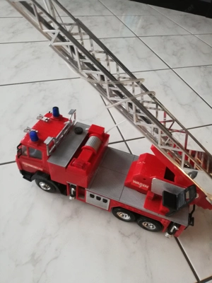 Großes Feuerwehrauto  Bild 3