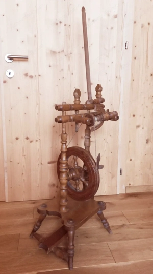 Altes Spinnrad  Bild 3