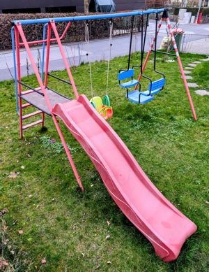 Schaukel mit Rutsche