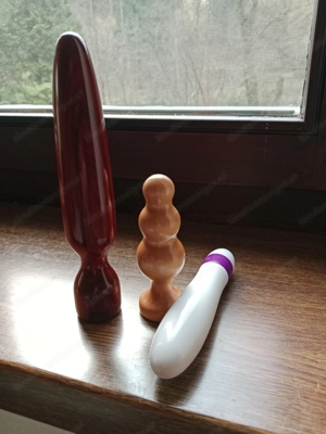 Vibrator. Dildo und Analplug aus Holz