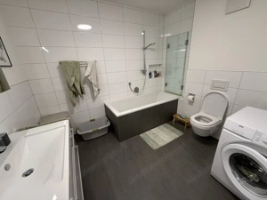 Charmante neuwertige 2 Zi-Wohnung im 1 Stock, Balkon mit Markise, Tiefgaragenplatz und Kellerabteil Bild 3