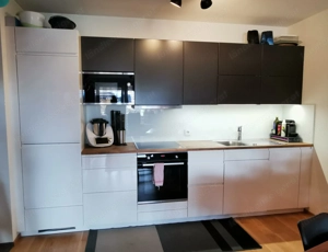 Charmante neuwertige 2 Zi-Wohnung im 1 Stock, Balkon mit Markise, Tiefgaragenplatz und Kellerabteil Bild 4