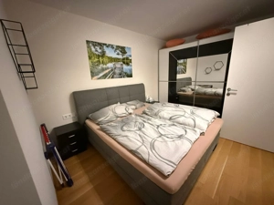 Charmante neuwertige 2 Zi-Wohnung im 1 Stock, Balkon mit Markise, Tiefgaragenplatz und Kellerabteil Bild 2