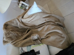 Schöner warmer Ledermantel mit dickem Pelzfutter