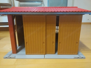 Traktor mit Anhänger und Halle Stall Spielzeug Marke Bruder Bild 4