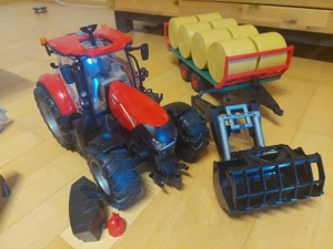 Traktor mit Anhänger und Halle Stall Spielzeug Marke Bruder Bild 2