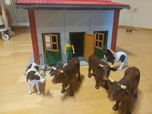 Traktor mit Anhänger und Halle Stall Spielzeug Marke Bruder Bild 3