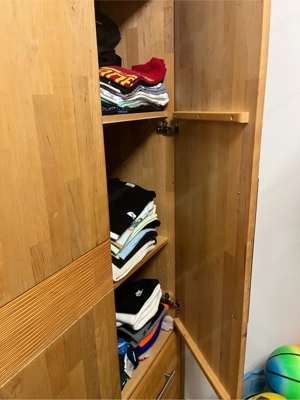 Kleiderschrank dreiteilig Echtholz Bild 2