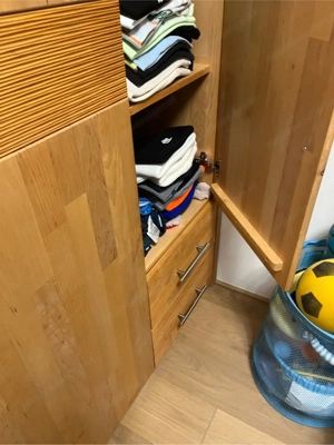 Kleiderschrank dreiteilig Echtholz Bild 4