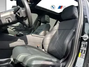 BMW i5 M60 xDrive M- Sportpaket Pro // Head-Up // Panorama Glasdach // Sitzbelüftung vorn Bild 10