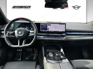 BMW i5 M60 xDrive M- Sportpaket Pro // Head-Up // Panorama Glasdach // Sitzbelüftung vorn Bild 7