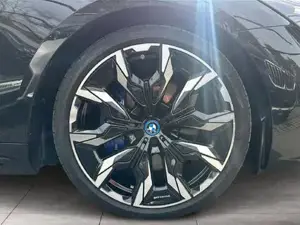 BMW i5 M60 xDrive M- Sportpaket Pro // Head-Up // Panorama Glasdach // Sitzbelüftung vorn Bild 6