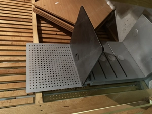 kleiner grau schwarzer Schreibtisch