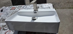 waschbecken mit Armatur und Siffon Bild 2