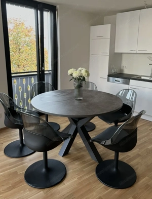 Runder Marmortisch & 6 Drehstühle