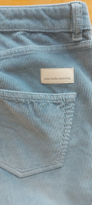 hellblaue Schnürelsamthose  Bild 4