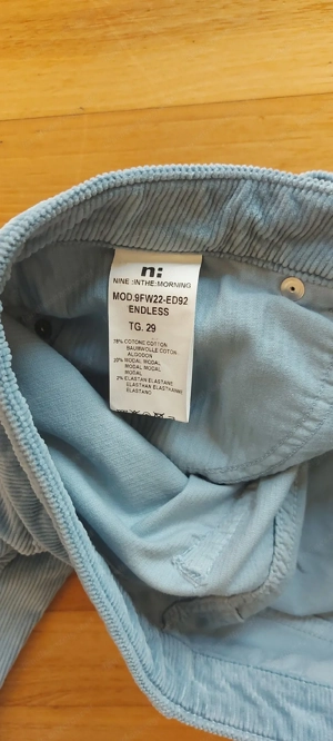 hellblaue Schnürelsamthose  Bild 3