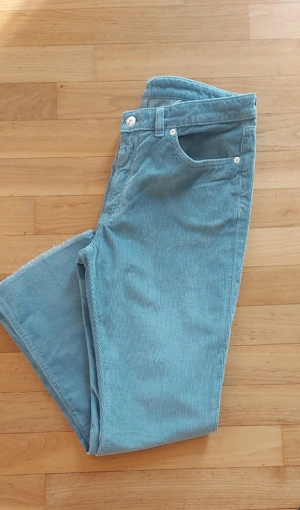 hellblaue Schnürelsamthose  Bild 2