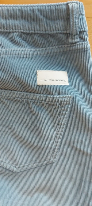 hellblaue Schnürelsamthose  Bild 5