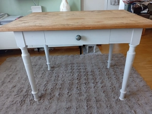 Alter zierlicher Holztisch 