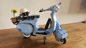 LEGO Vespa 125 blau, Set 10298 Bild 2