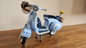 LEGO Vespa 125 blau, Set 10298 Bild 3