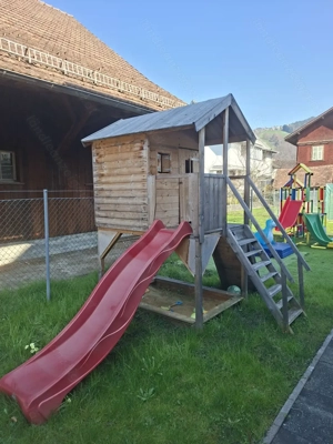 Kinder-Spielhäuschen mit Rutsche