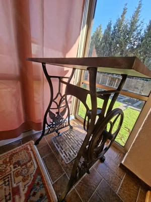 Tisch ehemalige Nähmaschine Bild 3