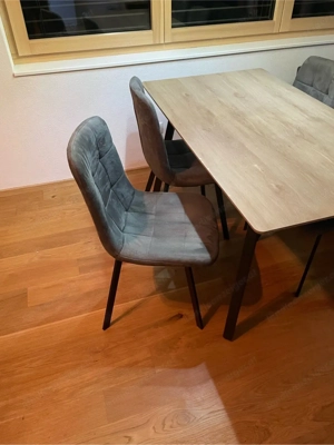 Tisch mit 4 Stühle Bild 2
