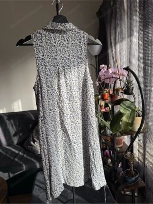 Sommerliches Hemdblusenkleid mit Blumenmuster locker & luftig  Bild 4