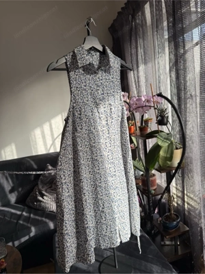 Sommerliches Hemdblusenkleid mit Blumenmuster locker & luftig  Bild 3