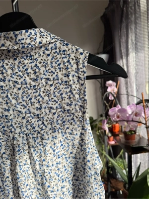 Sommerliches Hemdblusenkleid mit Blumenmuster locker & luftig  Bild 2