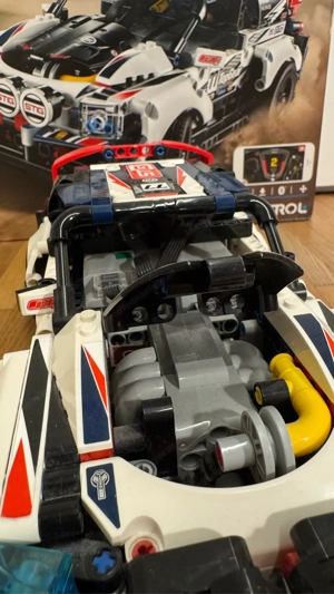 Lego Top-Gear Ralleyauto mit App-Steuerung 42109 Bild 5